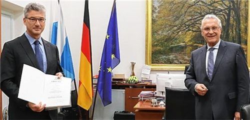 Neu im Polizeipräsidium Oberbayern Süd: Innenminister Joachim Herrmann (rechts) bestellt zum 1. Januar Leitenden Polizeidirektor Frank Hellwig als Nachfolger von Eva Schichl. Foto Bayerisches Innenministerium