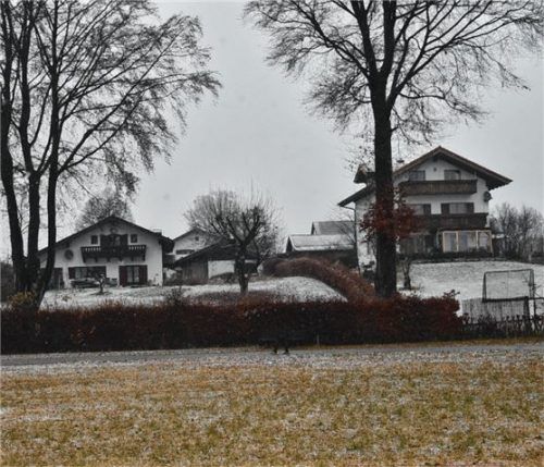 Noch duckt sich das Haus in der Mitterfeldstraße in den Hang, nach dem geplanten Umbau wäre es doppelt so hoch und damit auf einer Höhe mit dem etwas höher gelegenen Nachbarn. Foto Schlecker