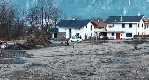 Noch fungiert das Baugebiet  in der Kieferer Ortsmitte eher als Kinderspielplatz. Entgegen der ursprünglichen Planung sollen der Discounter und der Drogeriemarkt den kleineren Einzelhandelsgeschäften weichen. Foto Hoffmann