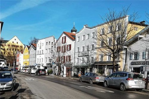 Ob Einzelhandel – wie hier in Bad Aiblings Innenstadt –, Handwerksbetriebe oder mittelständische Unternehmen: Die heimische Wirtschaft durchlebt schwere Zeiten. Das Wirtschafts-Forum und der Bund der Selbstständigen wollen ihren Beitrag zum Zusammenhalt im Mangfalltal leisten. Foto  Baumann