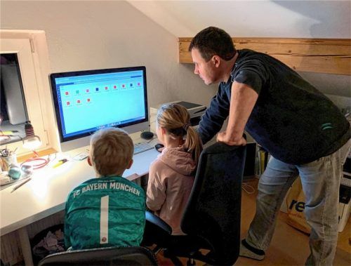 Online Lernen sorgt für Schwierigkeiten: Der IT-Unternehmer Josef Willkommer hilft seinen Kindern beim Distanzunterricht.Foto Willkommer
