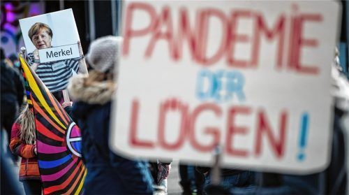 „Pandemie der Lügen!“ steht auf dem Schild eines Teilnehmers geschrieben, der an einer Demonstration gegen die Corona-Politik der Bundesregierung teilnimmt. Die „Querdenken“-Aktionen sorgen bei unseren Lesern für ein unterschiedliches Echo.Foto dpa