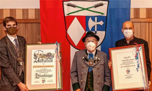 Peter Reisner (Mitte), der Erbauer und Gestalter des Achentaler Heimathauses mit Museum, ist neuer Ehrenbürger der Gemeinde Rohrdorf. Christian Praxl (rechts), bis 30. April im Amt, wurde zum Altbürgermeister ernannt. Die Urkunden überreichte Bürgermeister Simon Hausstetter. Foto Thomae