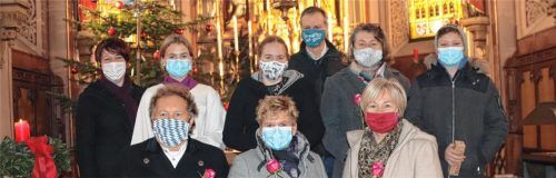 Pfarrei-Vertreter von Landjugend, Ministranten, Frauengemeinschaft, Kirchenverwaltung und Pfarrgemeinderat mit einer symbolischen Rose zu Ehren der Pfarrei. Im Hintergrund ist Michael Leberle (Diakon in Ausbildung).Foto re