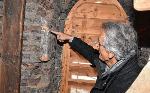 Pfarrer Andreas Maria Zach deutet auf die Rußspuren am Mauerwerk der Turmstube, die er entdeckt hat, und die wohl vom Marktbrand 1641 zeugen. Fotos Schlecker/Frick