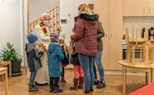 Pfarrer Herbert Holzner, inzwischen im Ruhestand, weihte im Oktober die neue Kita in Pfaffenhofen ein. Foto Heinz
