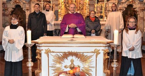 Pfarrvikar Thomas Barenth (Mitte) nach seiner Einführung in der Pfarrei und den Pfarrverband Buchbach, mit (hinten von links) Pfarrgemeinderatsvorsitzendem Matthias Palloch, Mesner Martin Brandmeier, Martha Oberwallner, Kirchenverwaltung, und Gemeindereferentin Monika Meingaßner, eingerahmt von den beiden neuen Ministrantinnen Emma Untergehrer (links) und Nina Hahn (rechts). Foto  Rampl