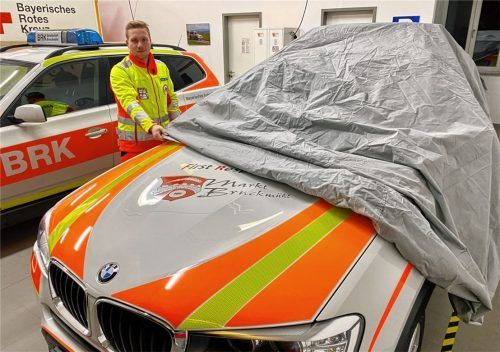 Schweren Herzens schickt Manuel Böhm, First Responder und Kamerad der Bruckmühler Feuerwehr, den RK 79/1 in den Winterschlaf. Die Ersthelfer dürfen aufgrund der Corona-Pandemie vorerst nicht mehr ausrücken. Foto  Neuwirth