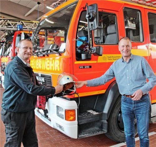 Sein Helm als Erinnerung an seine Dienste: Stadtbrandrat Hans Meyrl (links) übergab den Feuerwehrhelm zum Abschied an Harald Unkauf.Foto Binder