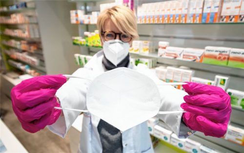 Seit 15. Dezember geben Apotheken pro Person drei FFP2-Schutzmasken gratis aus. Das Angebot gilt für über 60-Jährige und Menschen mit bestimmten chronischen Erkrankungen. Foto dpa