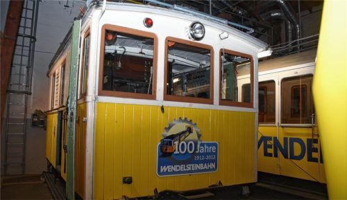 Seit März im Ruhestand: Wegen eines Kurzschlusses am Motor ist die alte Wendelsteinlok, die seit 1935 im Einsatz ist, in der Wagenhalle in Brannenburg untergebracht.Foto  Ruprecht