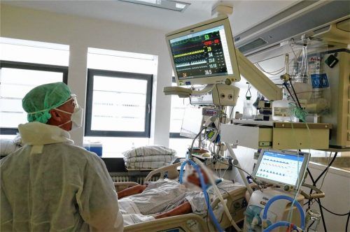 Seit Monaten leisten die Klinik-Mitarbeiter wie hier auf einer Intensivstation nach Ansicht aller Experten bei der Bekämpfung der Corona-Pandemie Großartiges. Doch mittlerweile sieht Romed-Geschäftsführer Dr. Jens Deerberg-Wittram die Kräfte vieler Mitarbeiter schwinden. Foto dpa