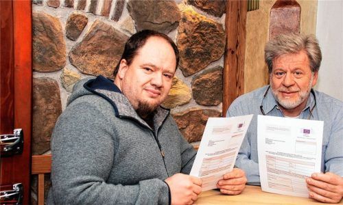Sie fielen auf die Betrugsmasche nicht herein: die Gastwirte Mathias (links) und Franz Knöckl aus Oberaudorf. Foto Reisner