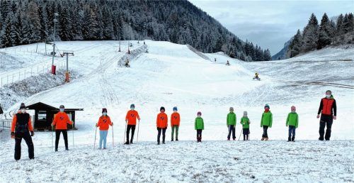 Sie wären eigentlich längst startklar: Stefan Hirnböck (links) und Hans Rumpfinger (rechts) stehen mit ihrer Schüler- und Kindermannschaft des Wintersportvereins Oberaudorf am geschlossenen Skilift am Idealhang Hocheck. Foto RE