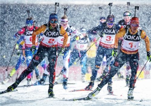 Skijägerinnen im Schneetreiben: Das verschneite Ruhpolding bildete eine perfekte Kulisse für die World Team Challenge. Hier legen Franziska Preuß (Nummer 2), Dorothea Wierer (Nummer 3) und Denise Herrmann (Nummer 1) los.Foto dpa/Sven Hoppe