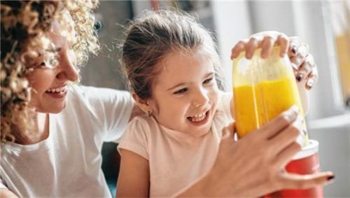 Smoothies schmecken nicht nur lecker, schon die gemeinsame Zubereitung macht viel Spaß. Foto djd/snack-5.eu/Getty Images/zeljkosantrac