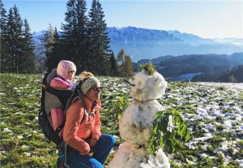 Sophie Folger trägt ihre Tochter Louise beim Berggehen oft in der Kinderkraxe.