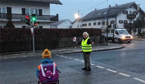Sorgt sich um die Sicherheit der Kinder: Schulweghelferin Bärbl Thum sichert die Kreuzung vor der Grund- und Mittelschule Westerndorf St. Peter.Foto Thum