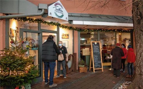 Speisenausgabe in der Trattoria Toskana: Das Lokal muss im ersten Jahr seines Bestehens schon allerhand schwere Zeiten meistern, doch Betreiberin Bianca Dietze sagt, die Familie komme zurecht.Foto Berger