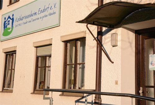 Sperrzone Katharinenheim in Bad Endorf: 42 Bewohner und elf Mitarbeiter im stationären Bereich sind positiv auf das Coronavirus getestet worden. Es gilt ein strenges Besuchsverbot. Foto Ammelburger
