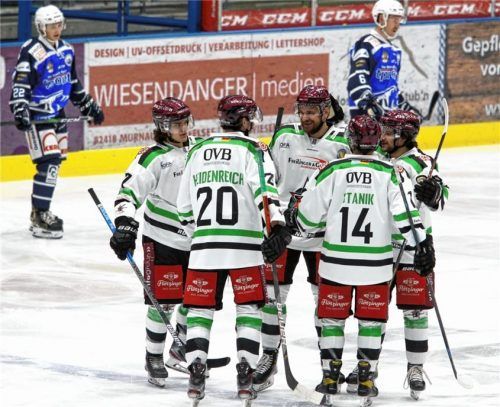 Starbulls-Jubel nach Tobi Draxingers (Mitte) erstem Saisontor beim 5:3-Sieg in Garmisch. Der Verteidiger erzielte das 1:0. Foto Rabuser