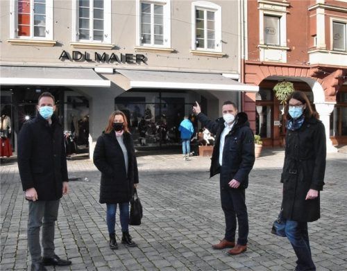 Stecken hinter dem kulturellen Adventskalender: (von links) Kulturreferent Wolfgang Hauck, die Leiterin des Stadtmarketings Judith Gebhart de-Ginsberg, Zweiter Bürgermeister Daniel Artmann und Sabrina Obermoser vom City-Management. Foto Schlecker