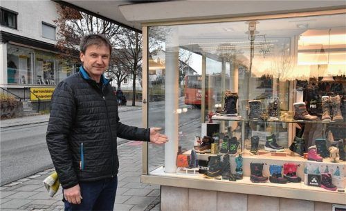 Stefan Lechner ist seit Juli Gewerbe-Beauftragter der Gemeinde Stephanskirchen und nicht nur in dieser Funktion ein Verfechter von „Kauf lokal“. Hier verweist er auf das Angebot eines örtlichen Schuhgeschäfts. Foto Schlecker