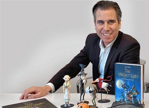 Stefan Seitz aus Großkarolinenfeld ist Innenarchitekt und hat in seiner Bücherreihe „Das Unkrautland“ eine Spukwelt erschaffen. Foto privat