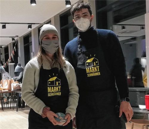 Strahlen unter der Maske: Stefanie Wimmer und Michael Huber freuen sich im Café Stellwerk 18 auf die ersten Kunden ihrer Marktschwärmerei. Foto Sautter