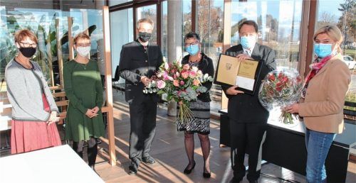 Urkunde und Blumen gab’s für die Träger des Sozialpreises: (von links) Alexandra Weber, Sachgebietsleiterin im Landratsamt, Franziska Mandl, Abteilungsleiterin im Landratsamt, Landrat Otto Lederer, Vereinsvorsitzende Ursula Borkenhagen, Kassier Dr. Manfred Bischoff und Christiane Noisternig, Zweite Bürgermeisterin der Gemeinde Feldkirchen-Westerham. Foto re