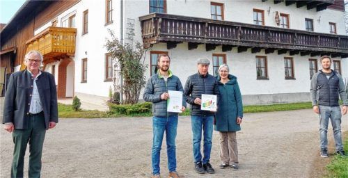 Verleihung mit Abstand: Georg Baumgartner (links) vom AELF und Projektbetreuer Christian Kern (rechts) überreichten (von links) Roman, Ignaz und Kathi Schweiger das Label „Energieeffizienz“. Foto Hötzelsperger