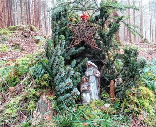 Verschiedenste Krippendarstellungen sind auf dem Waldweg zur Wallfahrtskirche zu bestaunen. Foto Hötzelsperger
