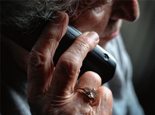 Versuchter Telefonbetrug: Die Täter haben bei einer 63-jährigen Frau aus Rosenheim angerufen und sich als falsche Polizisten ausgegeben. Fotos dpa/privat