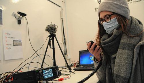 Viktoria Seewald vom P-Seminar Physik am Ignaz-Günther-Gymnasium Rosenheim spricht über Funk mit deutschen Forschern in der Neumayer-Station III in der Antarktis. Foto Privat