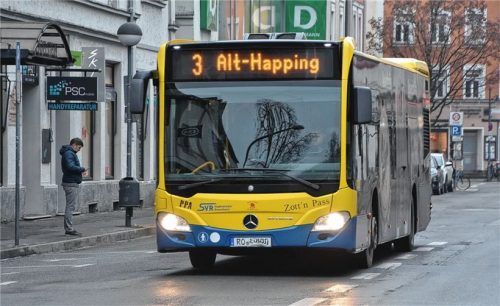 Volle Busse und Kinder, die an Haltestellen stehengelassen werden: In einem offenen Brief an Oberbürgermeister Andreas März übten sieben Elternbeiratsvorsitzende Kritik an der Stadt und dem ÖPNV. Foto Schlecker