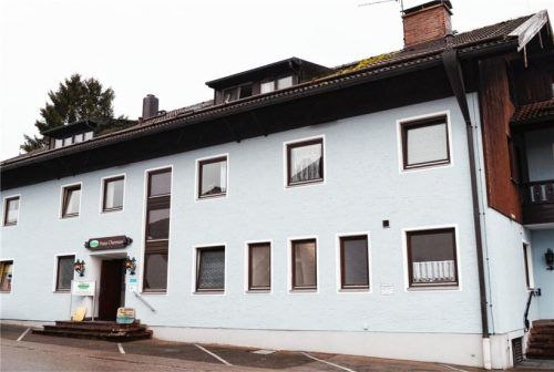 Alle Bewohner dieses Pflegeheims in Gollenshausen waren Anfang Dezember mit Corona infiziert. Der Betreiber der Einrichtung wirft der Heimaufsicht im Landratsamt vor, zu spät Unterstützung angeboten zu haben.Foto Berger