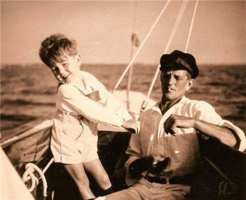 Von klein auf im Fischerboot: Holmer Lex als Bub mit seinem Vater Josef Lex auf dem Chiemsee.