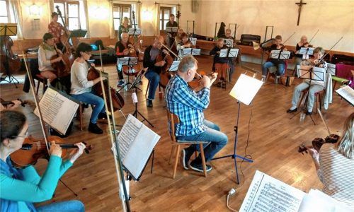 Vor dem harten Lockdown übte das Chiemgau-Orchester unter Hygieneauflagen im Trachtenheim am Sportpark in der Hoffnung, dass bald endlich wieder ein Konzert stattfinden kann. Foto re