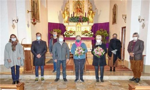 wild stoib hö

Verabschiedung der Wildenwarter Mesnerinnen von links: PGR-Vorsitzende Anita Aicher, Verwaltungsleiter Matthias Wicha, Ober-Ministrant Simon Aicher, PGR-Vorsitzender Peter Huber, Mesnerin Rita Stoib, Mesnerin Karin Riepertinger, Gemeindereferentin Ursula Stacheder und Kirchenpfleger Franz Riesinger als Vertreter der Kirchenverwaltung.Foto hötzelsperger