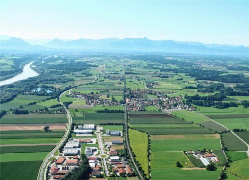 Wohnen im Gewerbegebiet an der B15 (Bildvordergrund) will die Gemeinde Schechen längerfristig nur in Betriebsleiterwohnungen zulassen. Foto Schellmoser