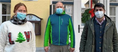 Wollen bedürftige Senioren unterstützen: (von links) Das Pächter-Ehepaar Christine und Michael Haldek sowie der Vorsitzende des Stadtjugendrings, SPD-Stadtrat Abuzar Erdogan. Foto privat
