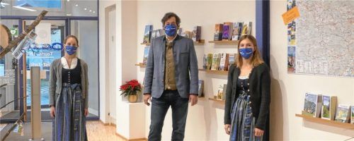 Zufrieden mit dem Ergebnis sind (von links) die Auszubildende Viktoria Friedl, Bürgermeister Bernhardt und Tourist-Info-Leiterin Teresa Funk.Foto re