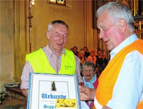 Zum 50. Jubiläum der Pfingstwallfahrt überreichte Weggefährte Hans Bachmaier (links) aus Hohenofen Josef Kaffl eine Urkunde.