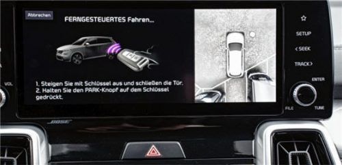 Zum Einparken muss der Fahrer gar nicht mehr hinterm Steuer sitzen.Foto djd/Kia Motors
