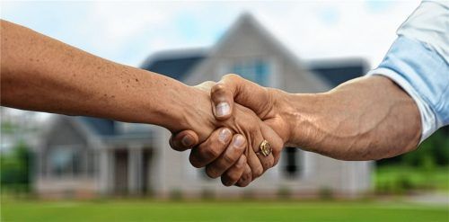 Zusammen bilden die Eigentümer von Wohnungen eines Mehrfamilienhauses eine Wohnungseigentümergemeinschaft.