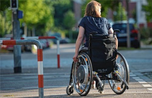 Zwölf Rollstuhlfahrer suchen in Kolbermoor dringend eine bedarfsgerechte Wohnung: „Auf dem freien Markt haben sie fast keine Chance“, sagt Inklusionsbeauftragte Veronika Gmeiner. Foto dpa