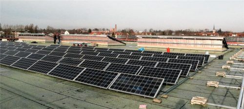141 Fotovoltaik-Module sind auf dem Dach der Pauline-Thoma-Turnhalle. Rund 25000 Kilowattstunden Strom kommen jährlich zusammen. Foto Riediger