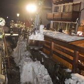Feuerwehr muss Schnee-Pfropfen lösen