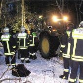 Feuerwehr und Landwirt retten Pferd aus Bachbett