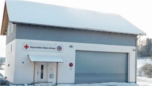 Am Schnaitseer BRK-Haus in der Kraiburger Straße wird ab Februar jeden Donnerstag der Corona-Impfbus des Landratsamts stehen. Zur Zeit wird alles für die Impfaktion vorbereitet.Foto Unterforsthuber